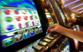 Pengguna Indonesia meninjau syarat bonus